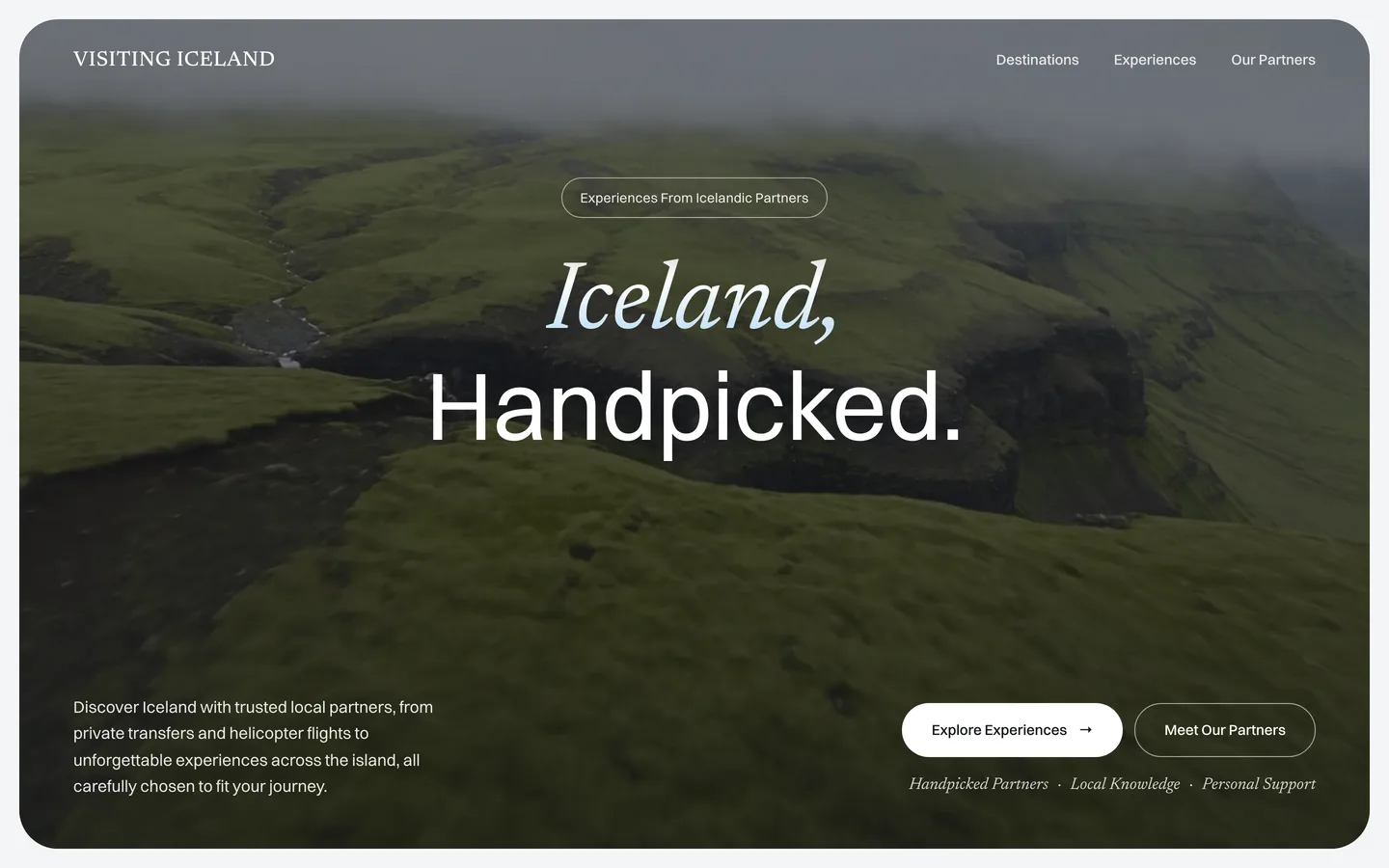 Forsíða visitingiceland.is: mosagrænar hlíðar og lækur í lágþoku